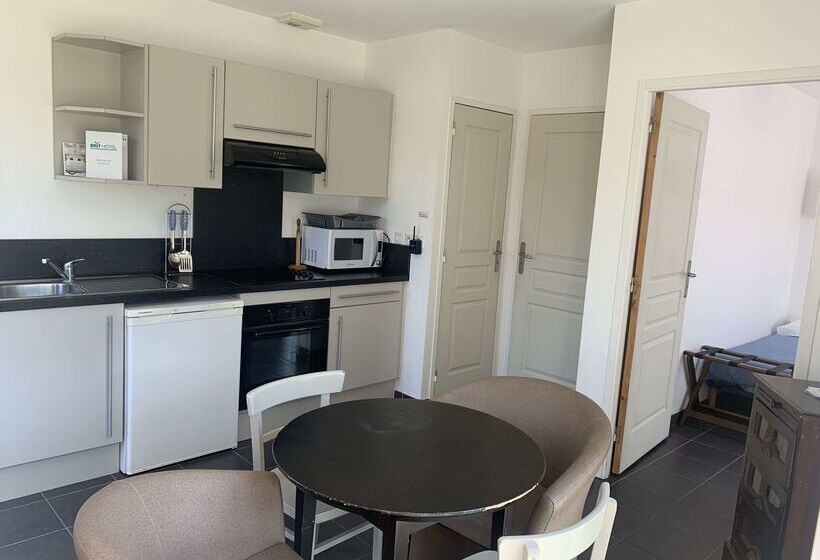 Brit Hotel    Aux Hortensias    Lannion Perros Guirec