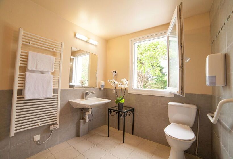 Brit Hotel    Aux Hortensias    Lannion Perros Guirec