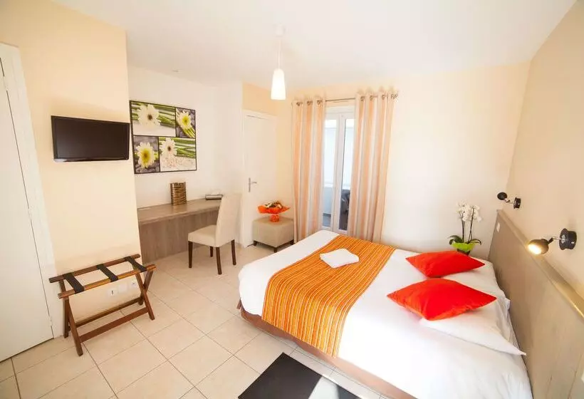 Brit Hotel    Aux Hortensias    Lannion Perros Guirec