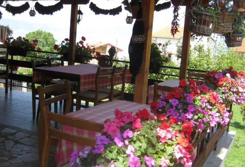 هتل Risto's Guest House