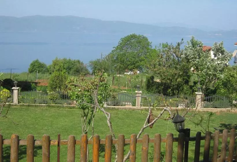 هتل Risto's Guest House