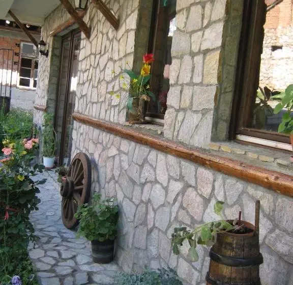 هتل Risto's Guest House