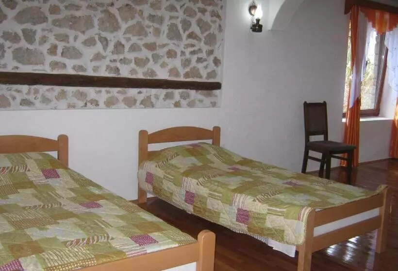 هتل Risto's Guest House