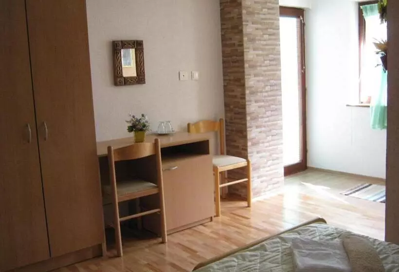 هتل Risto's Guest House