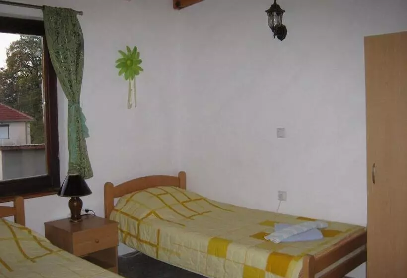 هتل Risto's Guest House