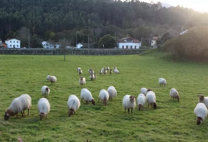 هتل روستایی Pugide