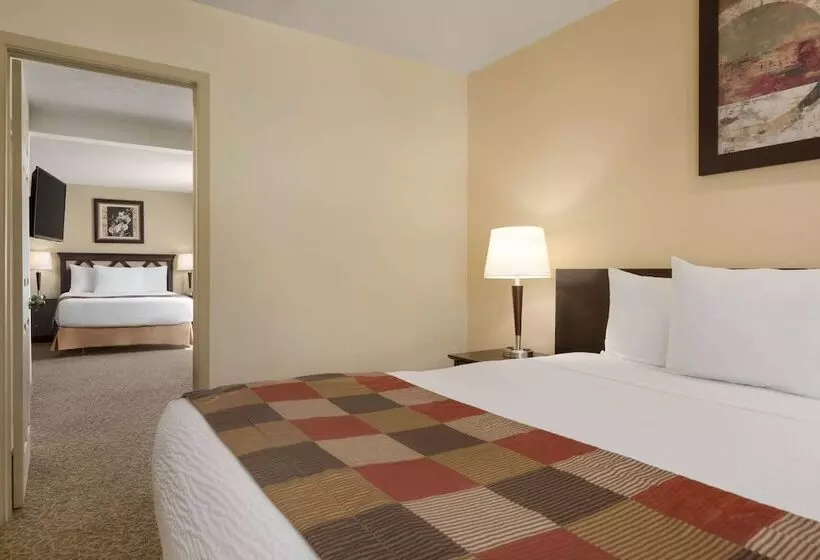 Мотель Days Inn By Wyndham Montreal East