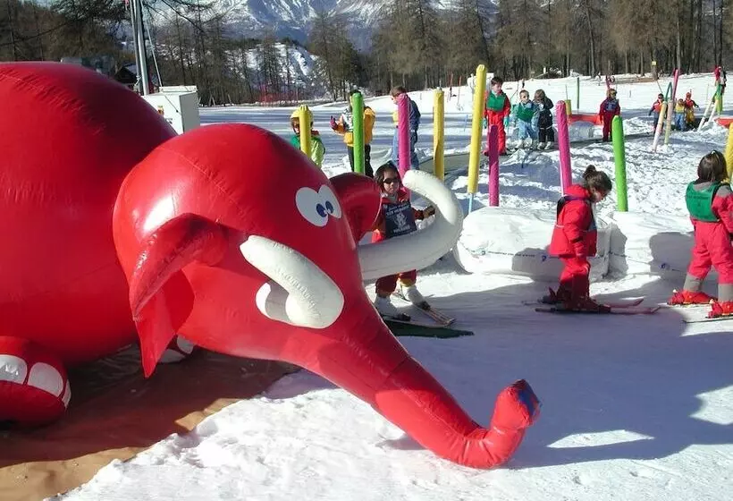 Отель Adonis Le Chastellan