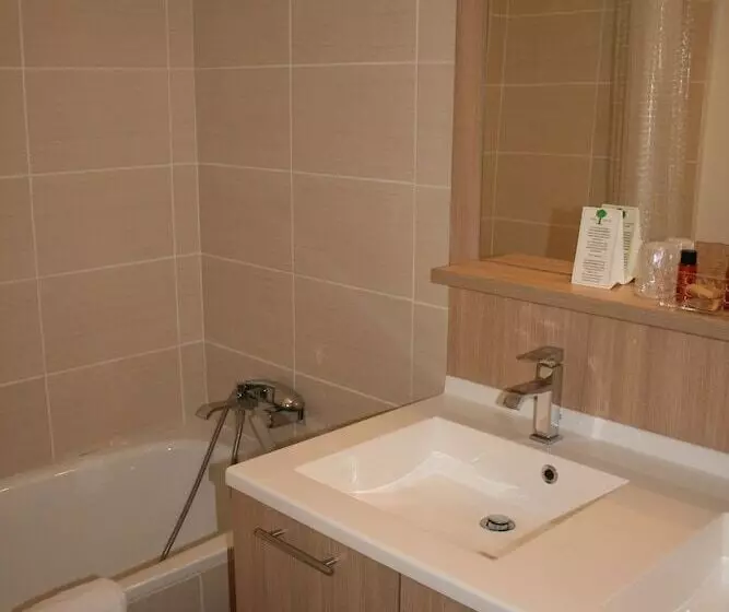 Отель Adonis Le Chastellan