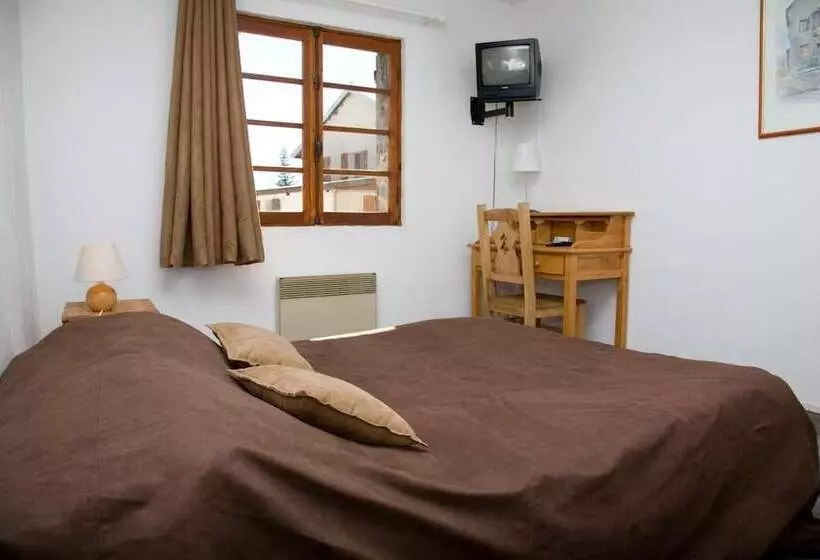 Отель Adonis Le Chastellan