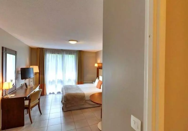 Отель Les Pins Galants