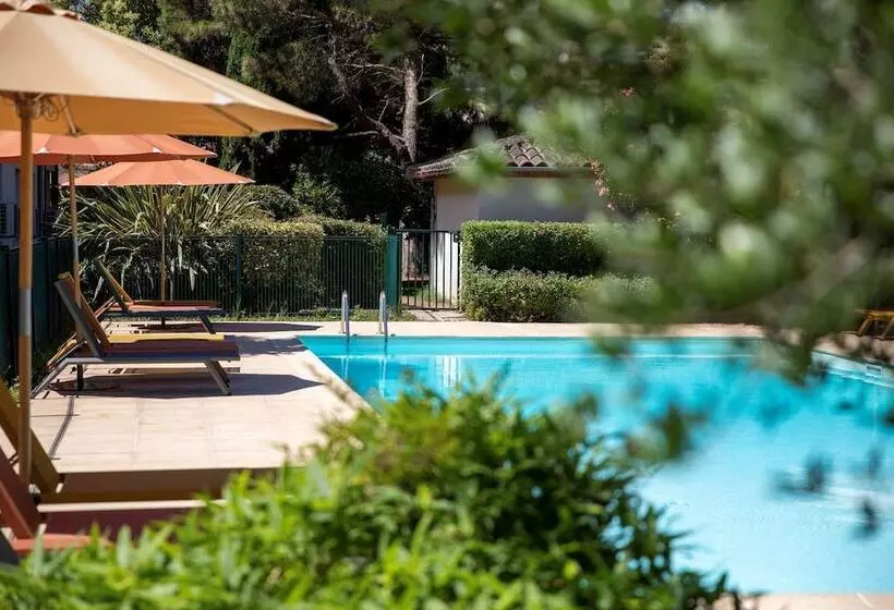 Отель Les Pins Galants