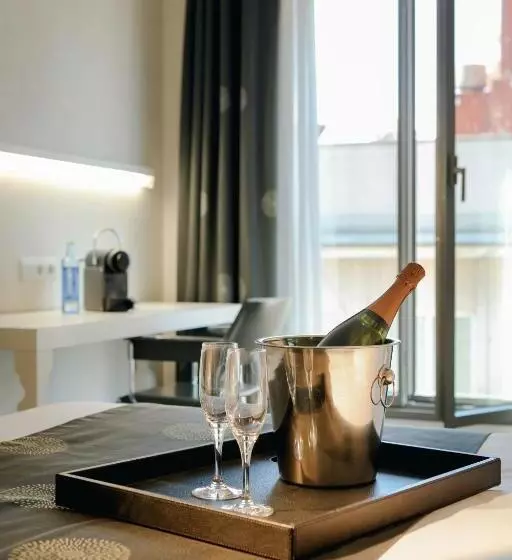 Отель Catalonia La Boquería