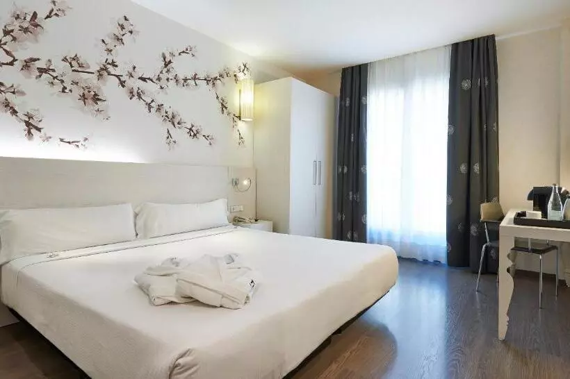 Отель Catalonia La Boquería