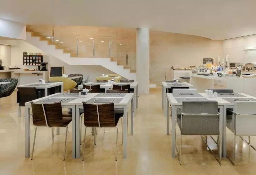 Отель Catalonia La Boquería