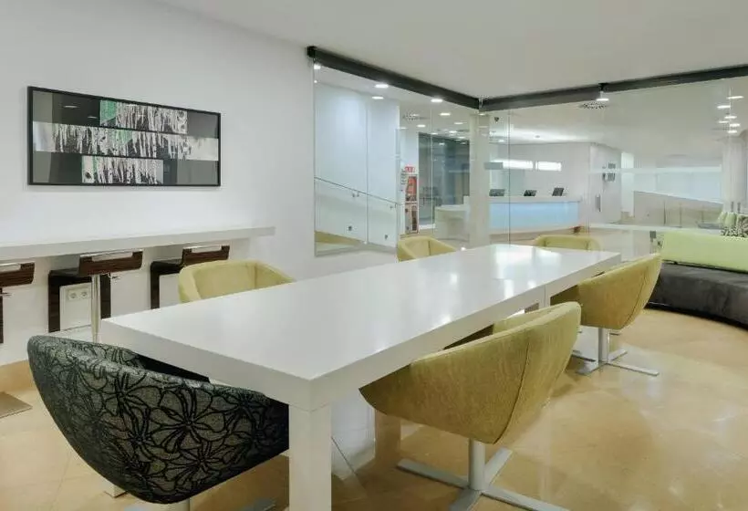 Отель Catalonia La Boquería