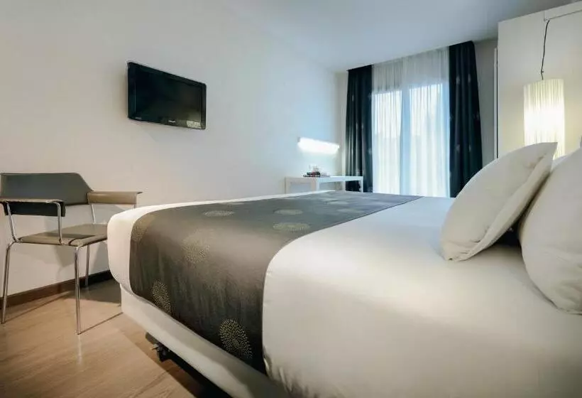 Отель Catalonia La Boquería