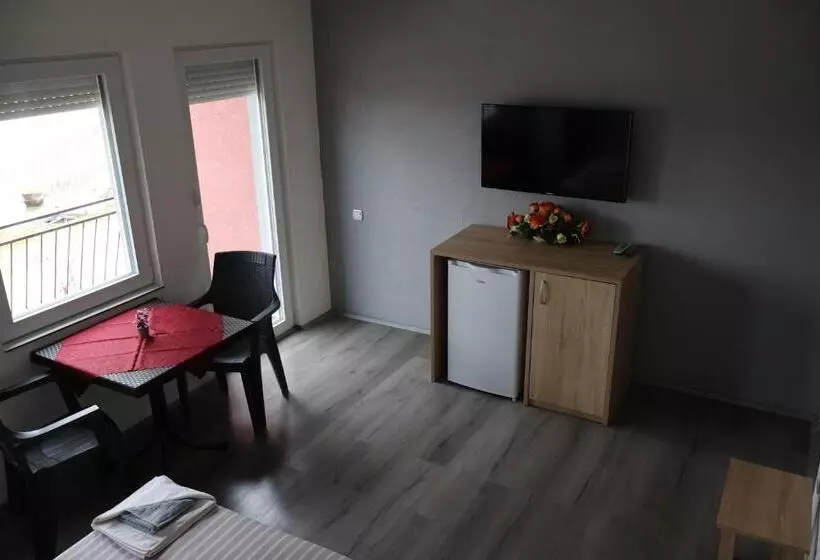 پانسیون Ajkoski Apartments Pestani