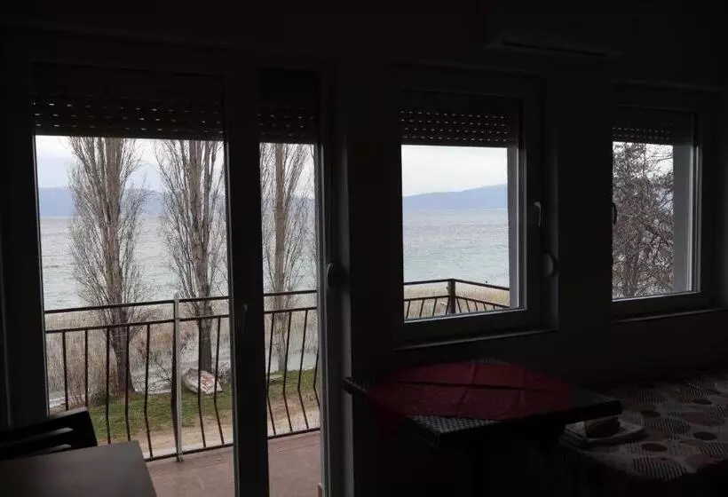پانسیون Ajkoski Apartments Pestani