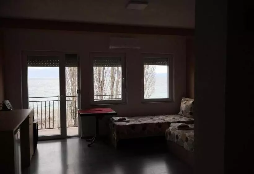 پانسیون Ajkoski Apartments Pestani
