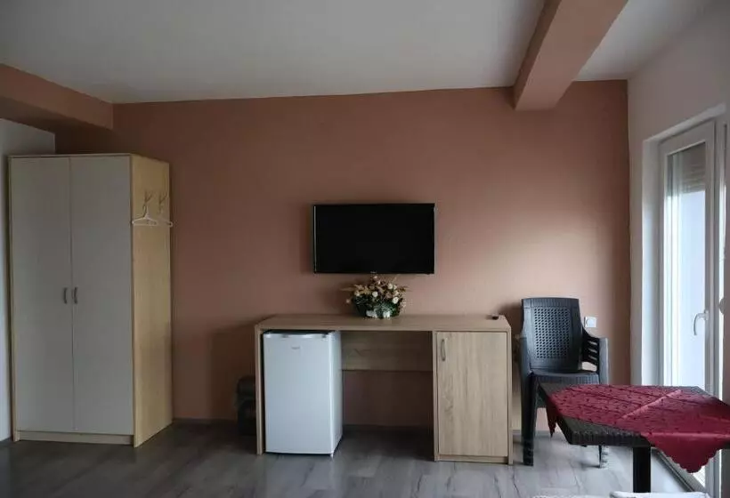 پانسیون Ajkoski Apartments Pestani