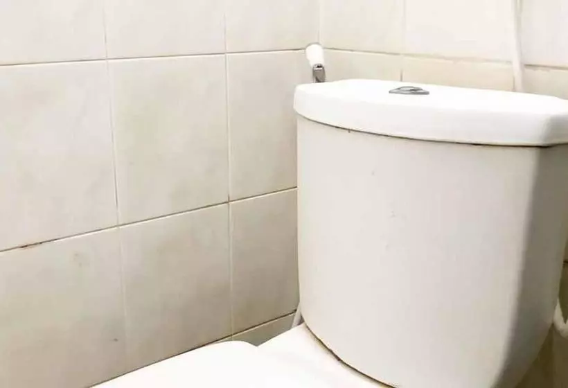 ホテル Sas Guest House Mitra Reddoorz At Darmo Park 2 Surabaya