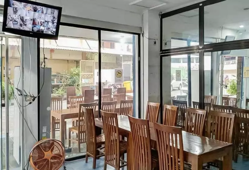 ホテル Sas Guest House Mitra Reddoorz At Darmo Park 2 Surabaya