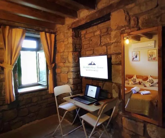 پانسیون The Hill Village House