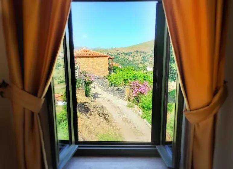 پانسیون The Hill Village House