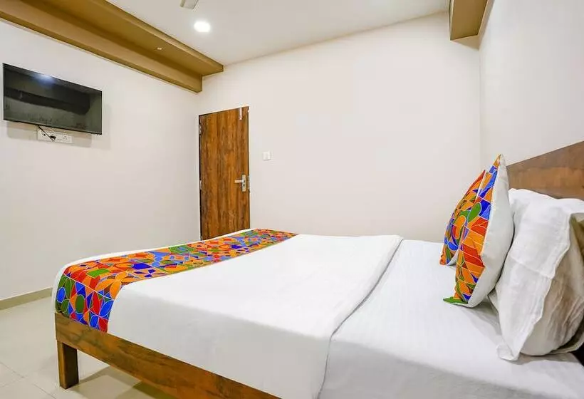 Hotelli Super Collection O Adajan Formerly Royal Paradise