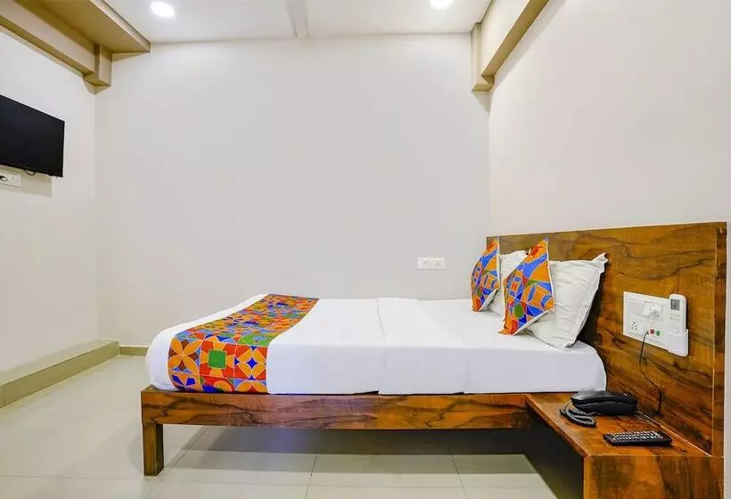 Hotelli Super Collection O Adajan Formerly Royal Paradise