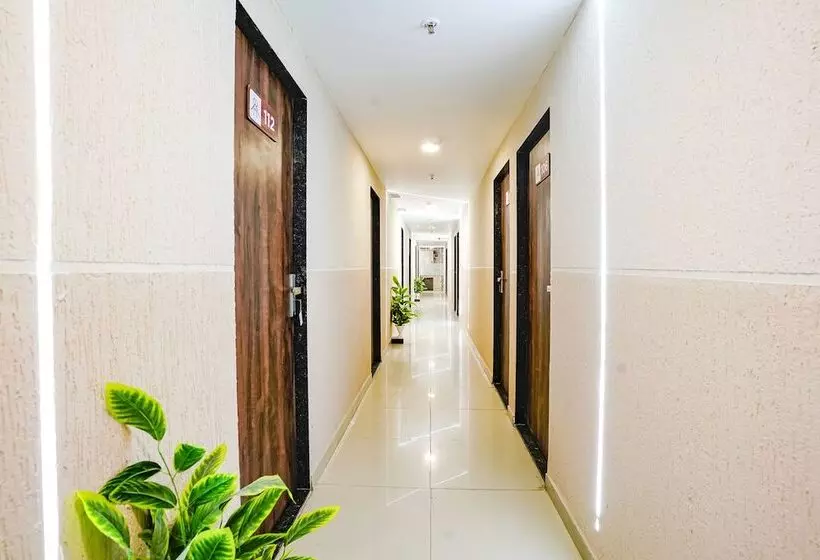 Hotelli Super Collection O Adajan Formerly Royal Paradise