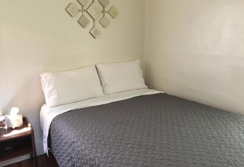 East Side Motel & Cabins