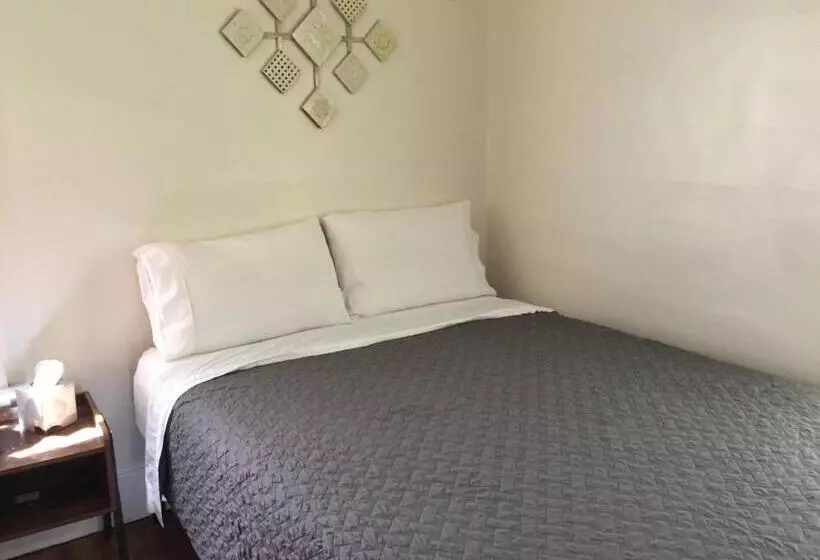 East Side Motel & Cabins