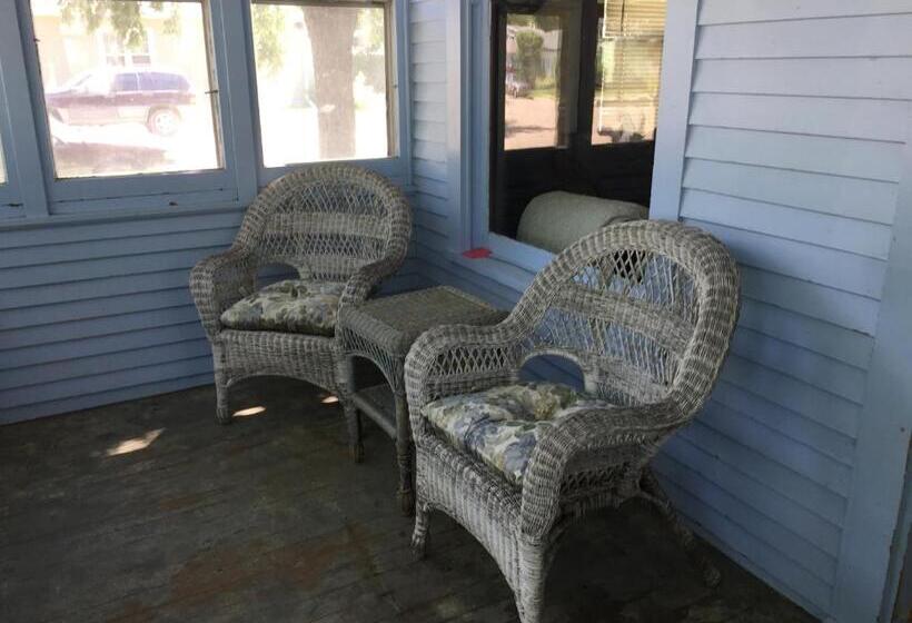 East Side Motel & Cabins