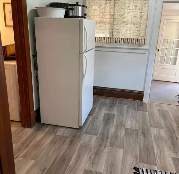 East Side Motel & Cabins