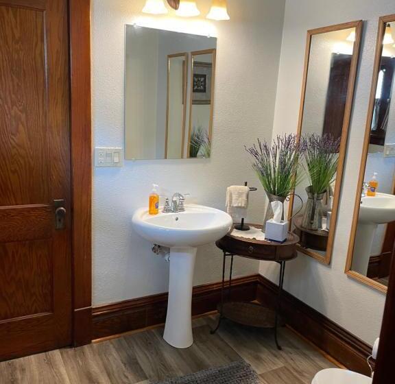 East Side Motel & Cabins