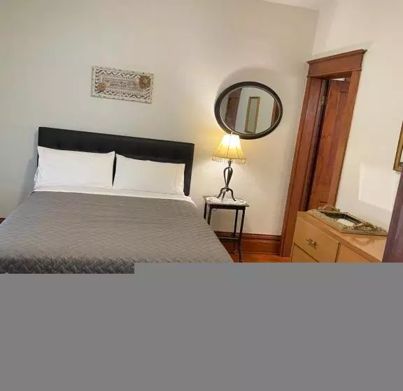 East Side Motel & Cabins