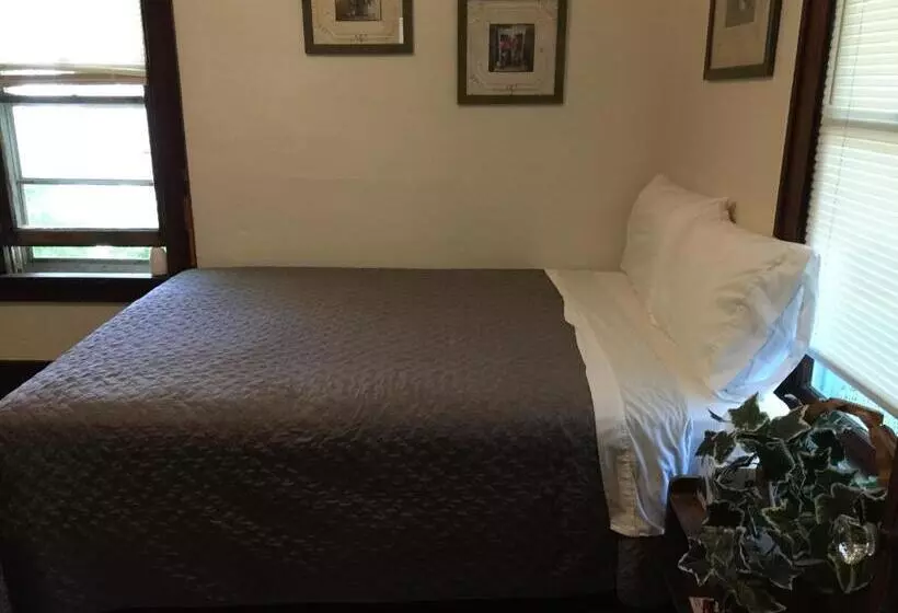 East Side Motel & Cabins