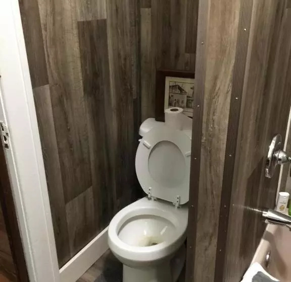 East Side Motel & Cabins