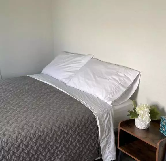 East Side Motel & Cabins