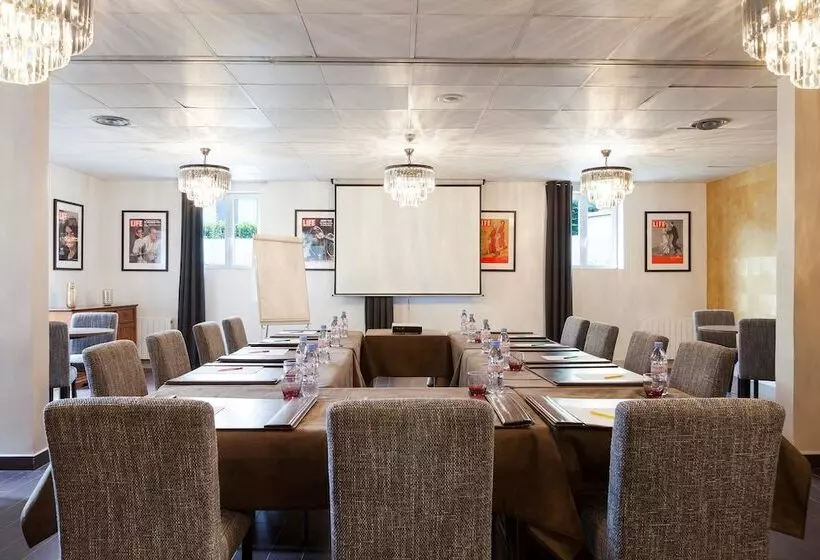 Отель Acadie Les Ulis