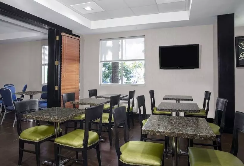 Hotel Spark By Hilton Miami Doral