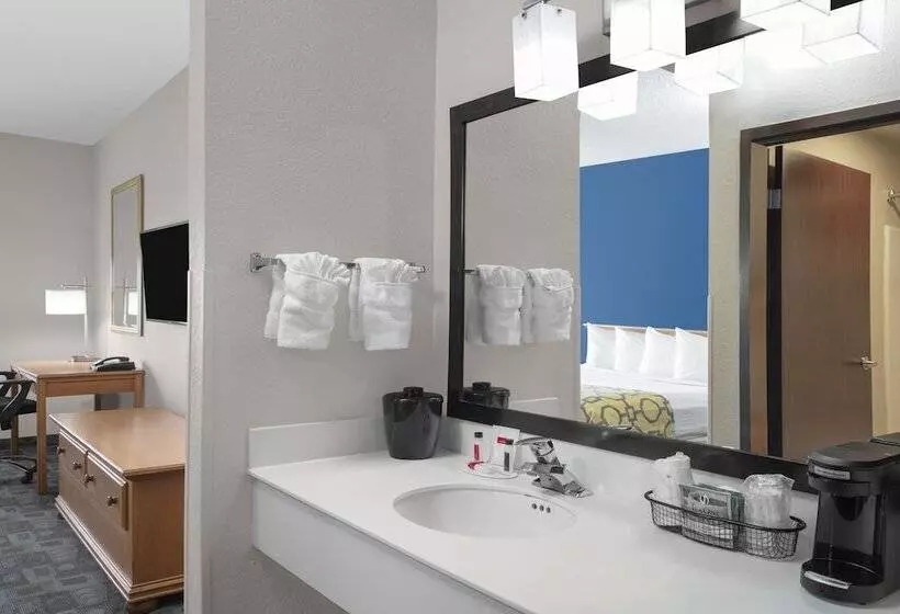 Hotel Spark By Hilton Miami Doral