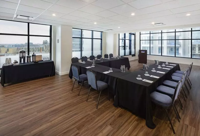 בית מלון כפרי Hilton Garden Inn Montreal Centre Ville