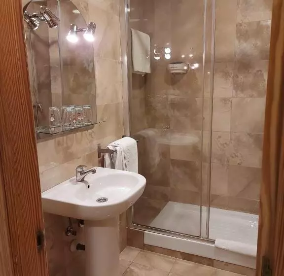 هتل Hostal Moncloa