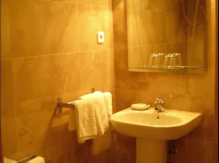 هتل Hostal Moncloa