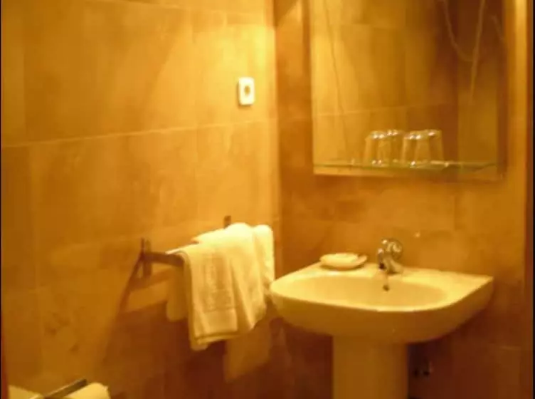 هتل Hostal Moncloa