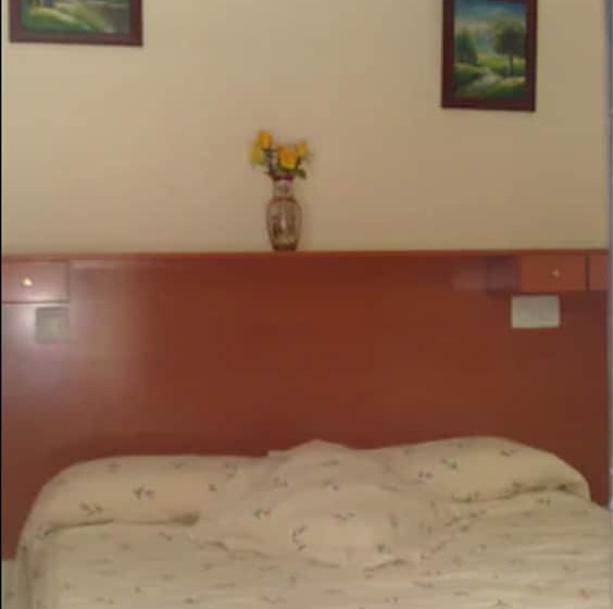 هتل Hostal Moncloa