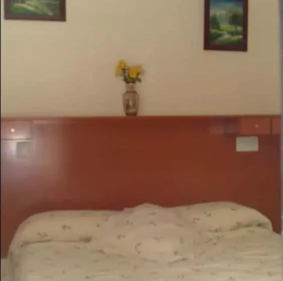 هتل Hostal Moncloa